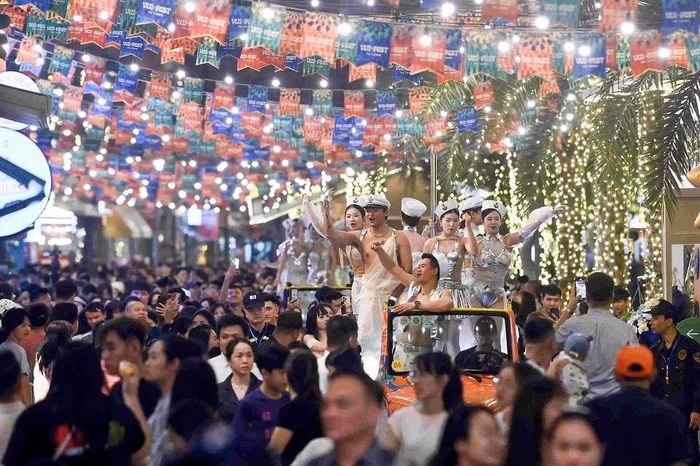 Không khí lễ hội náo nhiệt với các màn trình diễn đường phố rực rỡ tại Bãi Cháy.