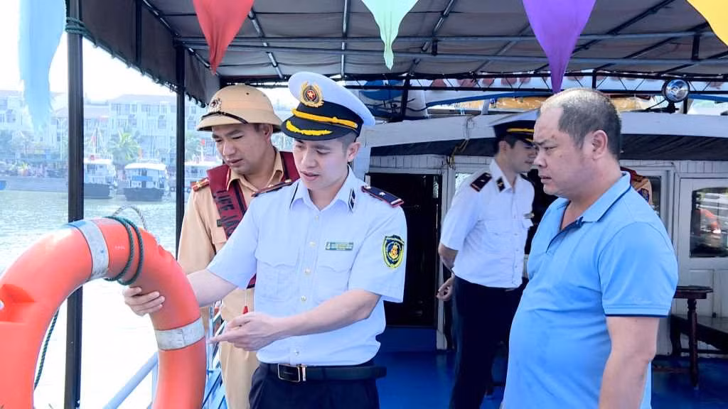 Lực lượng chức năng kiểm tra an toàn trên tàu du lịch.