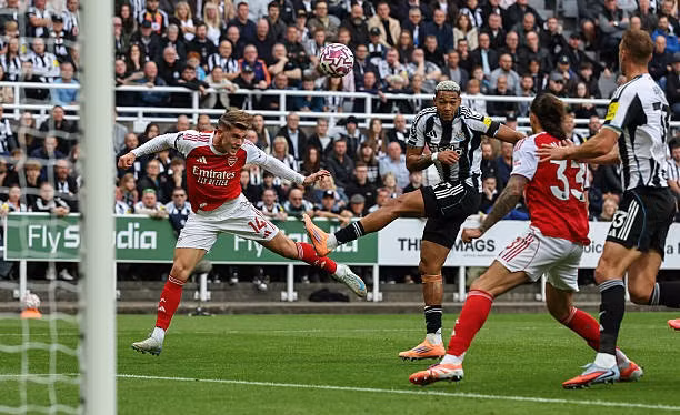 Cầu thủ hai đội trong trận đấu căng thẳng giữa Arsenal và Newcastle