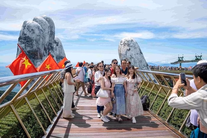 Cầu Vàng tiếp tục thu hút dòng người đổ về trong kỳ nghỉ lễ 30/4 - 1/5.