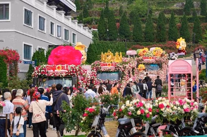 Không gian rực rỡ của Lễ hội hoa hồng Fansipan thu hút đông đảo du khách trong kỳ nghỉ lễ Giỗ Tổ.