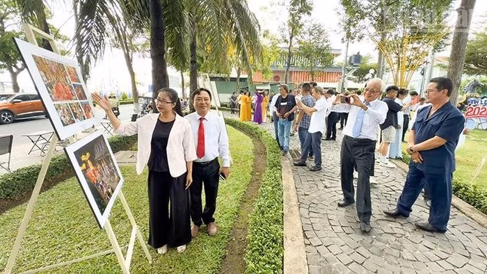 Khách tham quan chăm chú tìm hiểu những thông điệp nghệ thuật qua từng khung hình.