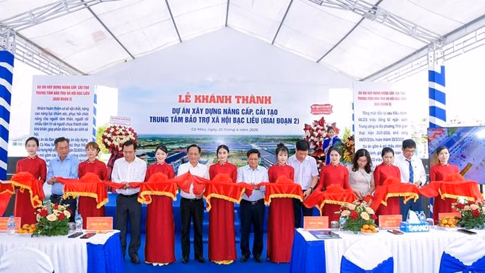 Lãnh đạo tỉnh Cà Mau thực hiện nghi thức khánh thành công trình an sinh xã hội. Ảnh: Cổng TTĐT Cà Mau