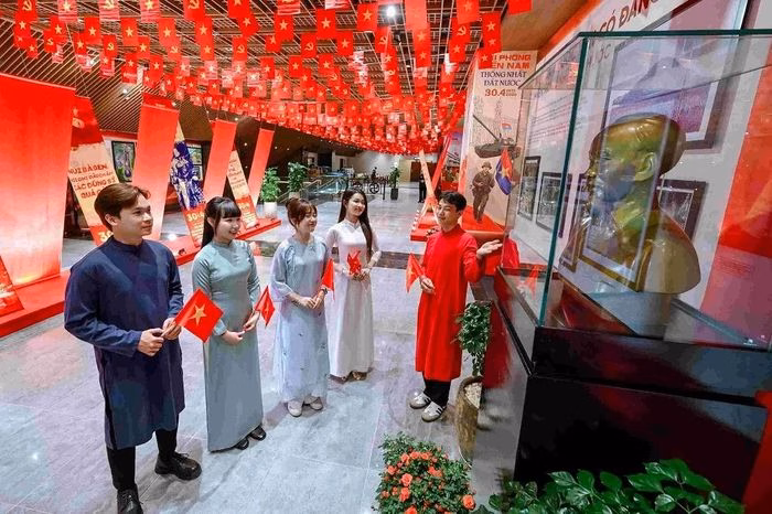 Chợ lá Bà Đen mang đến trải nghiệm hoài niệm độc đáo cho du khách.