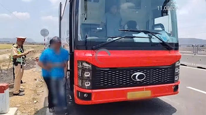 CSGT kiểm tra thực tế số lượng hành khách trên xe khách BKS 50E-570... để lập biên bản xử lý.