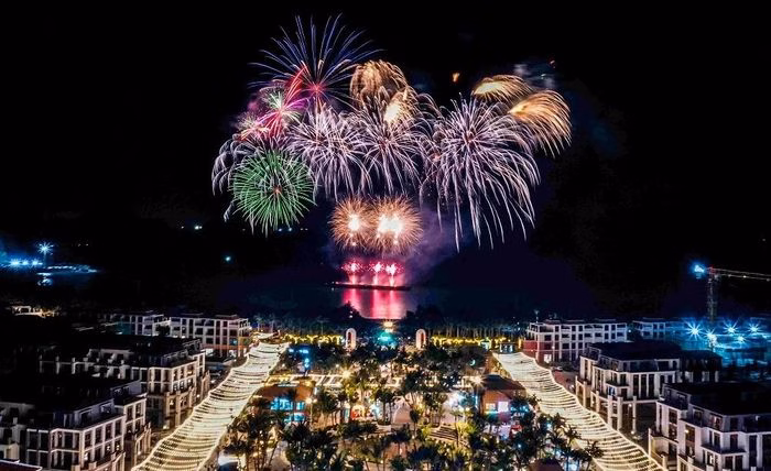 Pháo hoa tầm cao đánh dấu sự ra mắt sôi động của khu chợ đêm VUI-Fest Ha Long.