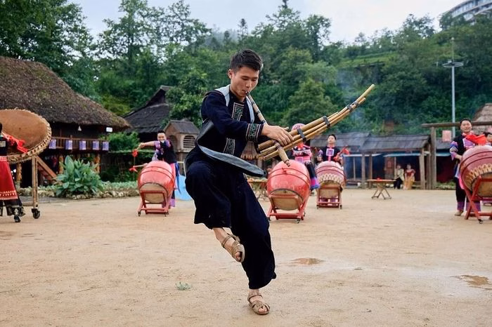Những màn múa khèn truyền thống tại Bản Mây tạo nên trải nghiệm văn hóa đậm nét cho du khách.