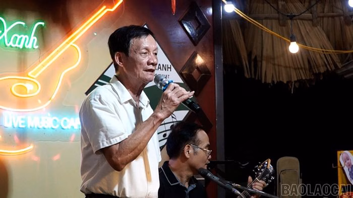 Dù đã ngoài 70 tuổi, ông Trần Duy Tâm, thành viên Câu lạc bộ Nghệ thuật Tre Xanh, phường Yên Bái vẫn nhiệt huyết, tích cực tham gia các hoạt động của câu lạc bộ.