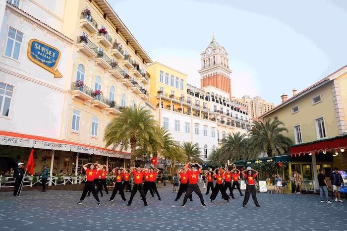 Khu phố Sunset Bazaar đón lượng khách lớn đến trải nghiệm không gian đa văn hóa.