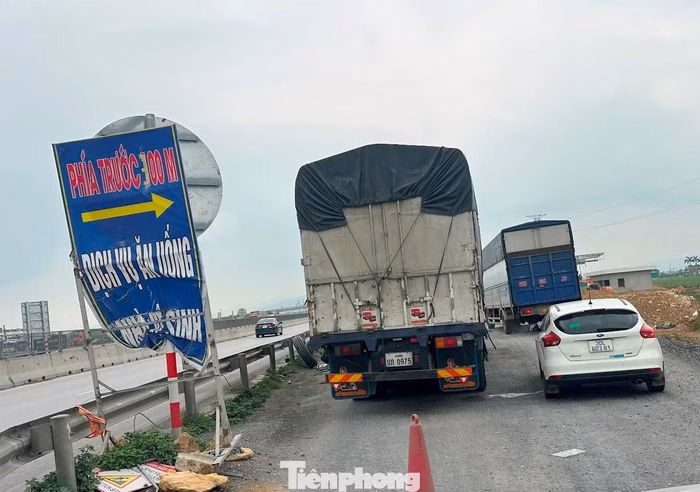 Tình trạng quá tải thường xuyên xảy ra vào dịp lễ và cuối tuần do thiếu hạ tầng vận hành.