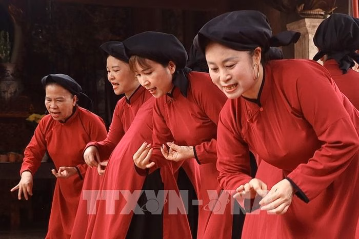 Sự phối hợp nhịp nhàng giữa các đào trẻ dưới sự hướng dẫn của tiền bối tạo nên sức sống mới cho những làn điệu cổ truyền.