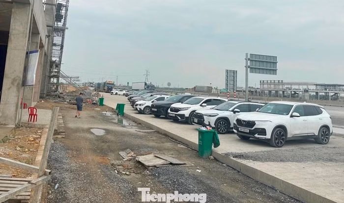 Nhìn từ trên cao, công trình vẫn còn nhiều khoảng trống chưa được triển khai.