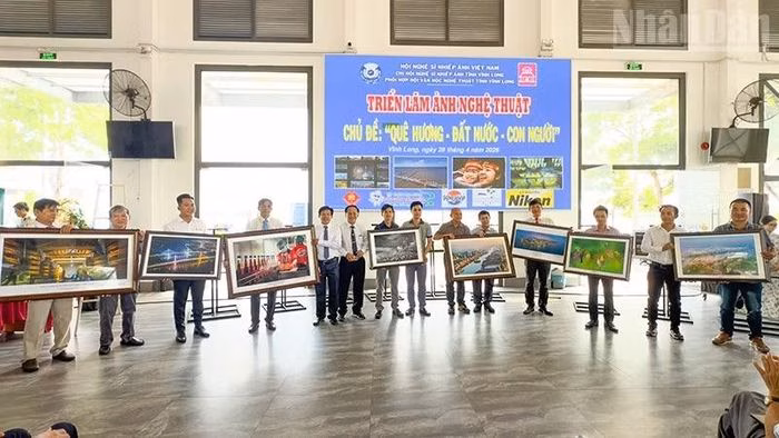 Nghi thức trao tặng tác phẩm nghệ thuật nhằm gây quỹ hỗ trợ hoạt động chi hội.