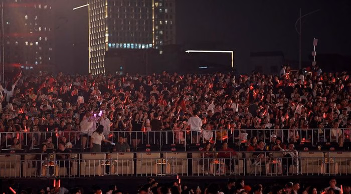 Biển người cuồng nhiệt đã tạo nên một không gian bùng nổ và tràn đầy năng lượng.