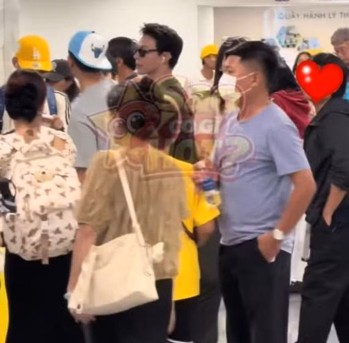 Anh Tú và ERIK bảo vệ Hùng Huỳnh tại sân bay
