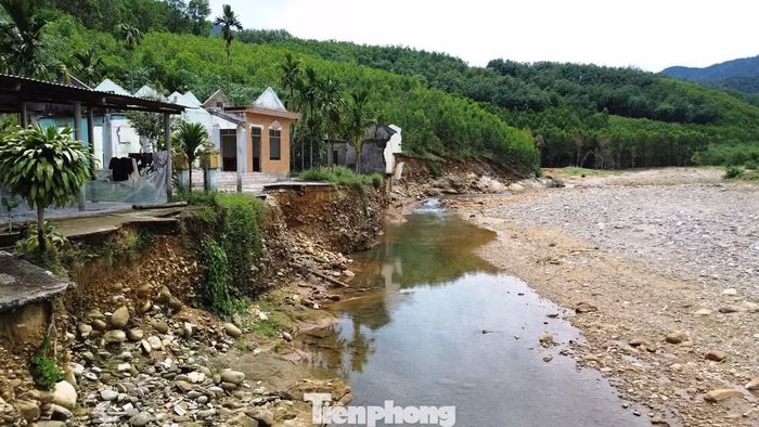 Nhiều đoạn bờ sông bị xói lở mạnh, tạo thành những hàm ếch lớn đe dọa trực tiếp đến các công trình dân sinh ven sông.