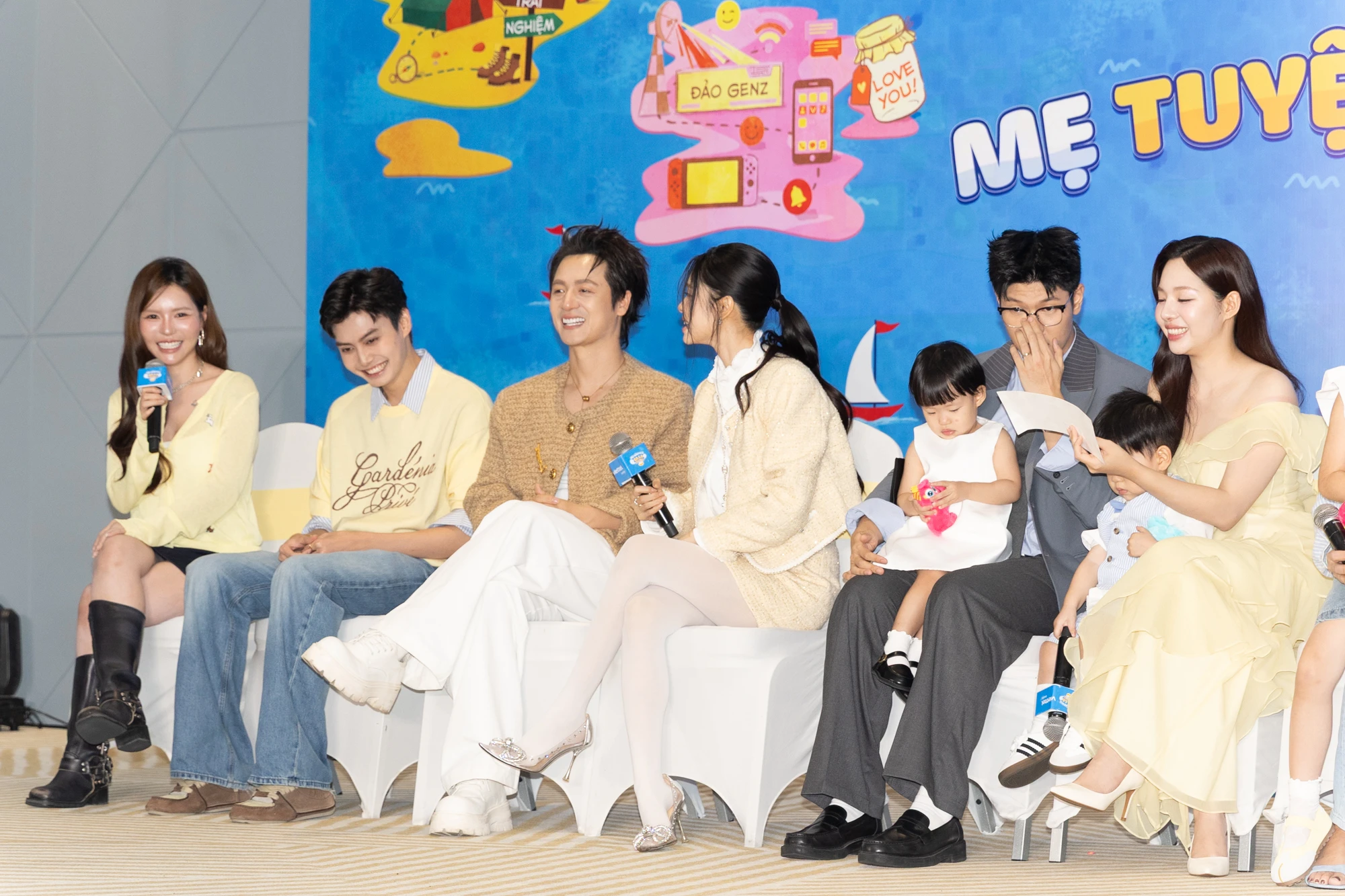 Dàn sao cùng nhìn lại hành trình làm cha và bày tỏ lòng biết ơn đối với người bạn đời. Ảnh: NSX