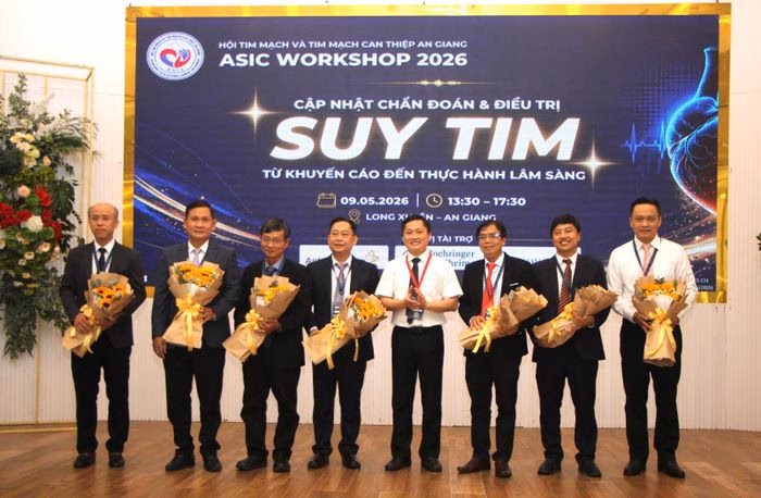 Ghi nhận khoảnh khắc tri ân các báo cáo viên đã chia sẻ những kiến thức quý báu tại hội thảo.