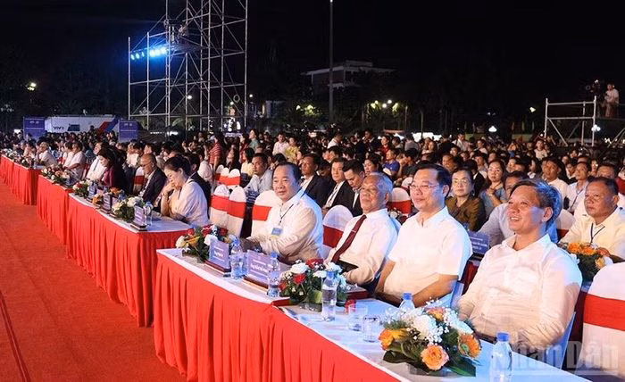 Các đại biểu tham dự lễ hội.