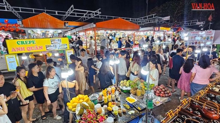 Du khách đến đây có thể dễ dàng tìm thấy các mặt hàng phong phú