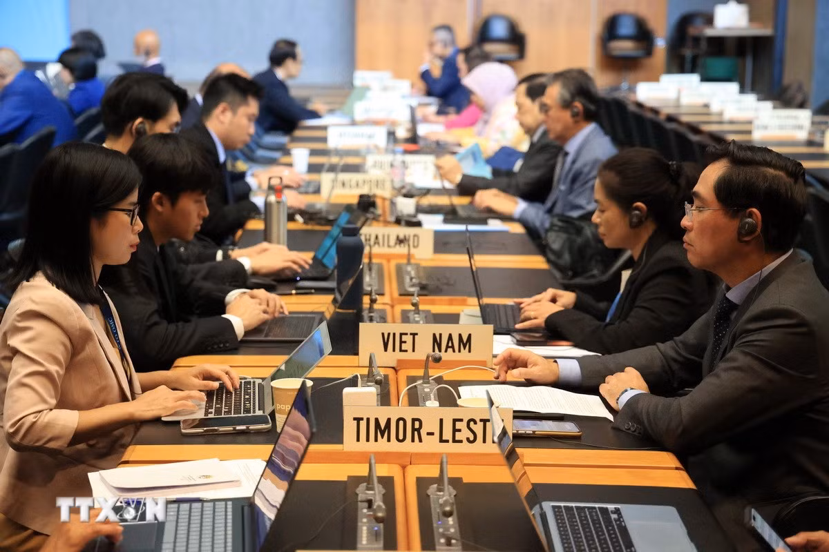 Các thành viên của Phái đoàn thường trực Việt Nam tại Geneva tham gia sự kiện. (Ảnh: Anh Hiển/TTXVN)