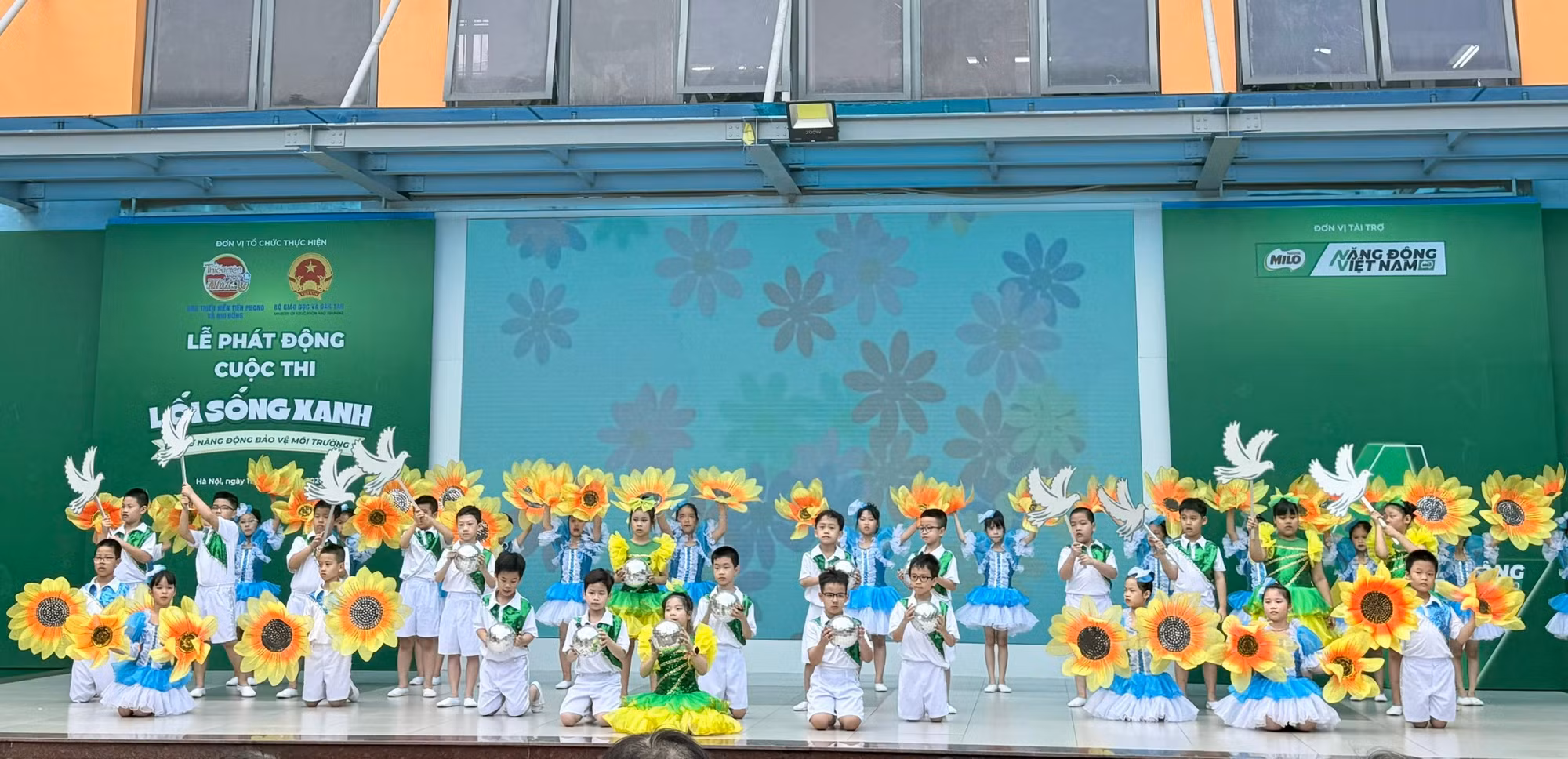 Các tiết mục văn nghệ sôi động truyền tải thông điệp bảo vệ môi trường tại lễ phát động cuộc thi "Lối sống xanh – Đại sứ năng động bảo vệ môi trường". Ảnh: Lưu Trinh