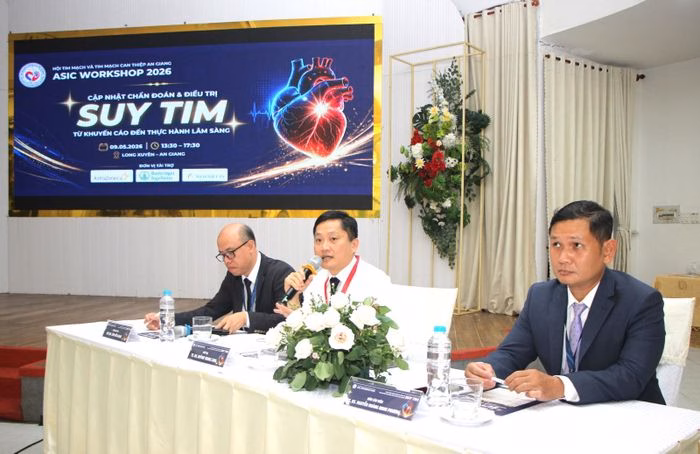 Đoàn chủ tọa điều phối phiên thảo luận, giải đáp các thắc mắc thực tiễn trong điều trị suy tim.
