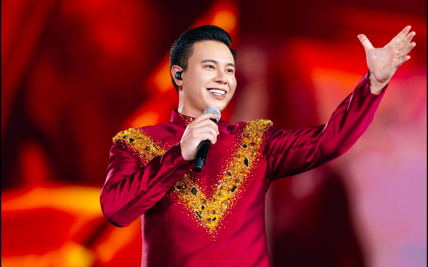 Đông Hùng từng gây sốt với ca khúc Viết tiếp câu chuyện hòa bình và chuỗi chương trình quốc gia Tổ quốc trong tim. ẢNH: NSX