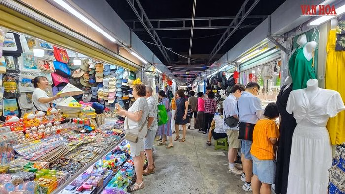 Du khách trong và ngoài nước tham quan, mua sắm tại chợ đêm Sơn Trà