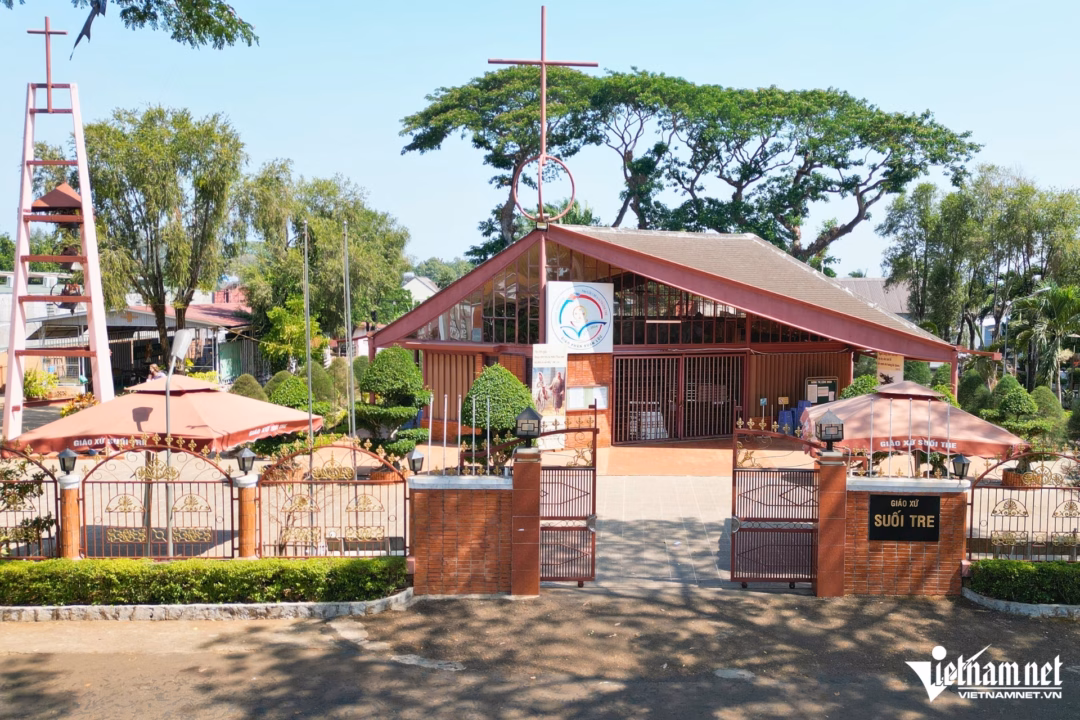 Toàn cảnh nhà thờ Suối Tre với nét kiến trúc độc đáo, một dấu ấn bền bỉ cùng thời gian.