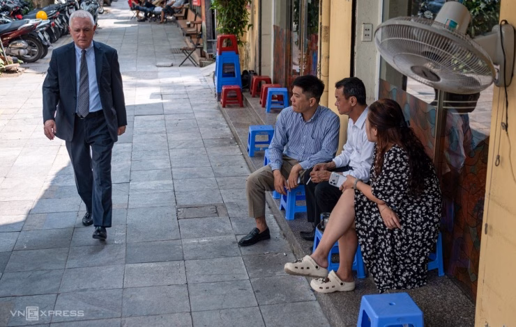 Tận dụng bậc thềm là giải pháp "tình thế" của nhiều hàng ăn để vừa giữ khách vừa không vi phạm pháp luật.