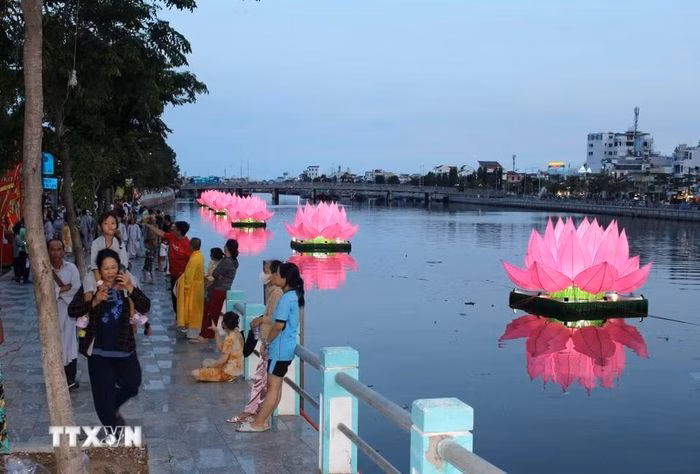 Những đóa hoa sen này sẽ được thắp sáng mỗi tối trong tuần lễ Phật đản cho người dân chiêm ngưỡng.