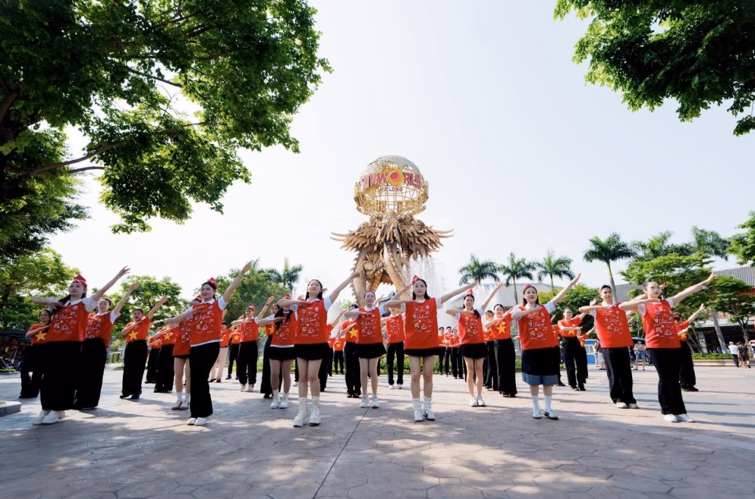 Sự kết nối năng lượng giữa du khách và nghệ sĩ qua các điệu nhảy Flashmob