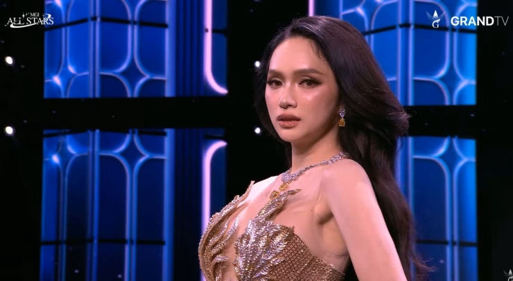Hương Giang được xướng tên đầu tiên trong Top 5. (Ảnh: Grand TV)