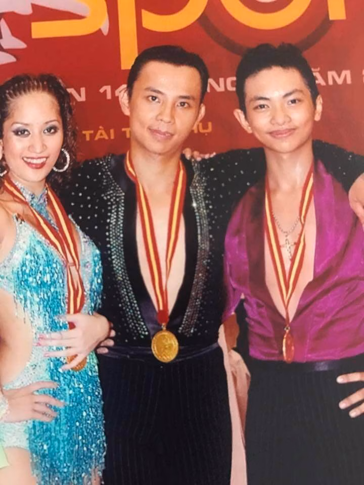 Khánh Thi - Chí Anh - Phan Hiển là những vận động viên "vàng" của làng dancesport Việt Nam.
