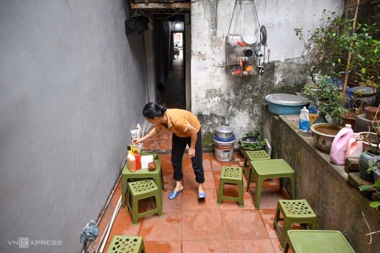 Việc di dời vào ngõ nhỏ giúp các chủ quán tránh được án phạt nhưng lại gây khó khăn trong việc tiếp cận khách hàng.