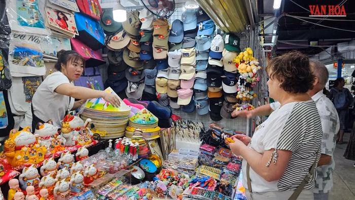 Không gian mua sắm sôi động về đêm tại Đà Nẵng