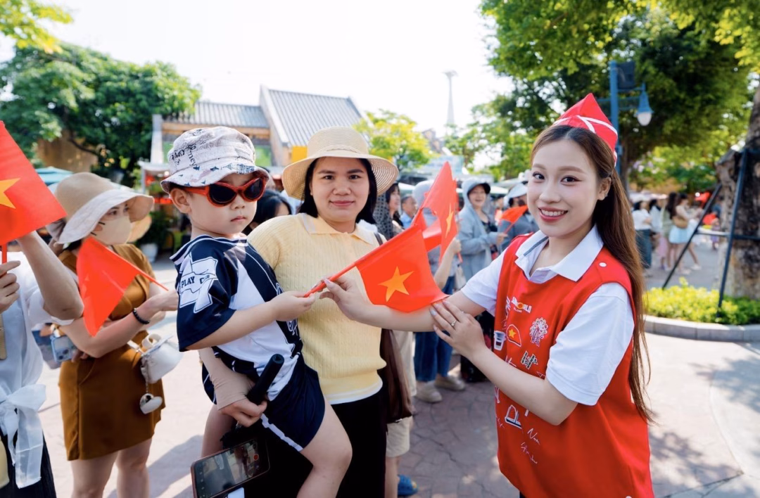 Sắc đỏ rực rỡ bao phủ khắp các lối đi, tạo nên khung cảnh lễ hội đặc trưng