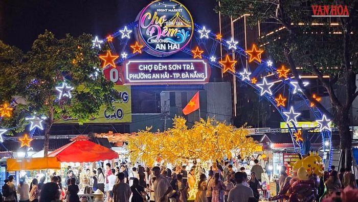 Chợ đêm Sơn Trà thu hút du khách, đặc biệt những đêm cuối tuần