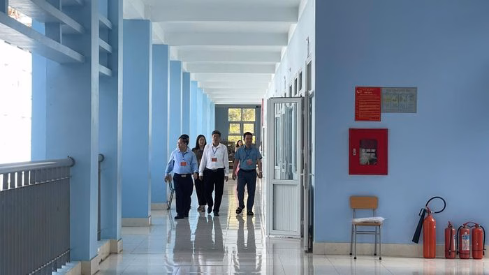 Đoàn kiểm tra thực tế tại điểm thi Trường THPT chuyên Lê Quý Đôn.