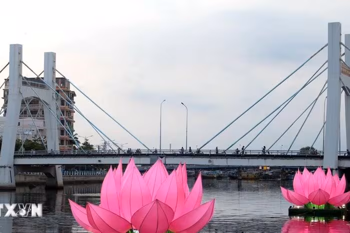 Lâm Đồng: Thắp sáng 7 đóa đại hoa sen trên sông Cà Ty mừng Phật đản