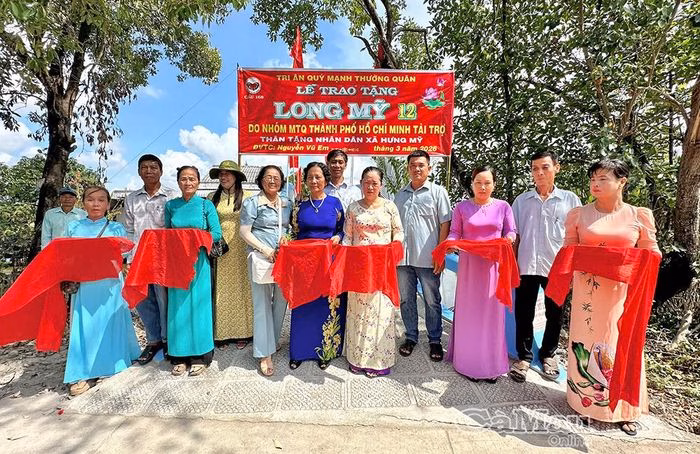 Chính quyền địa phương cùng các nhà tài trợ trong buổi lễ khánh thành cầu tại ấp Rau Dừa B.