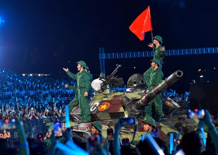 Khoảnh khắc giao thoa độc đáo khi các nghệ sĩ trình diễn trên chiếc xe tăng T-54B.