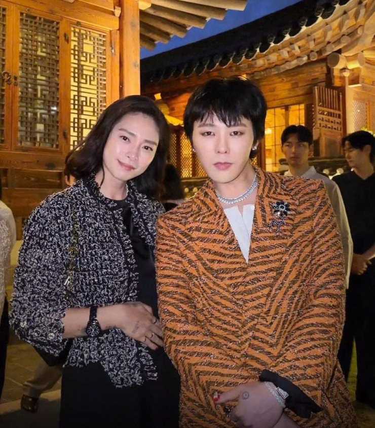 Ngô Thanh Vân chia sẻ khoảnh khắc chụp ảnh cùng biểu tượng âm nhạc G-Dragon. (Ảnh: FBNV)