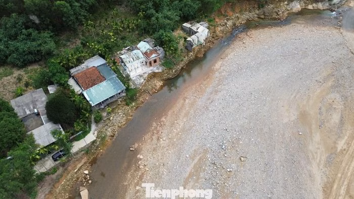 Những bãi bồi xuất hiện bất thường giữa dòng khiến dòng chảy không còn đi đúng quỹ đạo tự nhiên như trước đây.