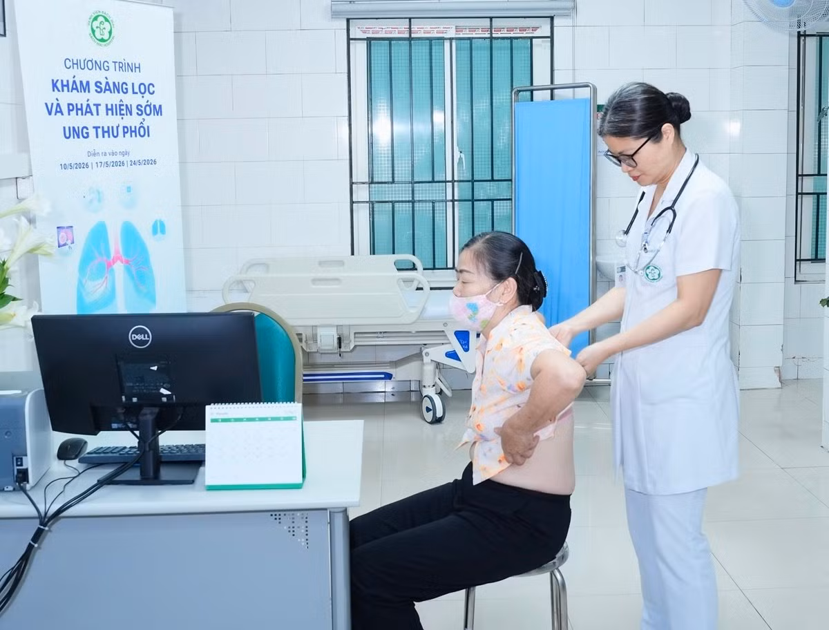 PGS.TS Phạm Cẩm Phương trực tiếp thăm khám và tư vấn tầm soát cho bệnh nhân.