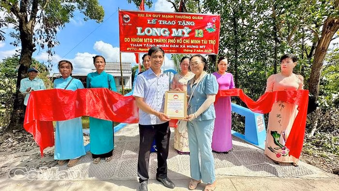Ông Đỗ Quốc Tây trao giấy khen "Tấm lòng vàng" cho các nhà hảo tâm đã đóng góp xây dựng cầu.
