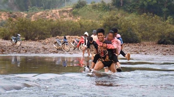 Hình ảnh xót xa khi những đứa trẻ tại thôn Làng Trăng phải đối mặt với dòng nước xiết để tìm con chữ.