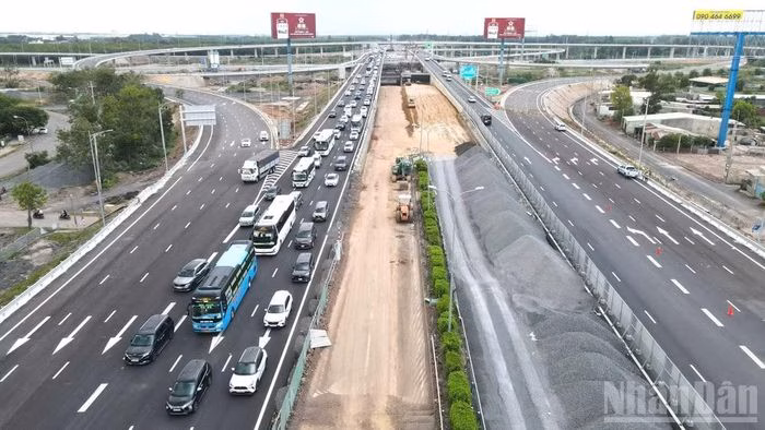 Dòng xe ô tô con bắt đầu lưu thông qua nút giao Long Thành ngay sau khi lệnh thông xe có hiệu lực.