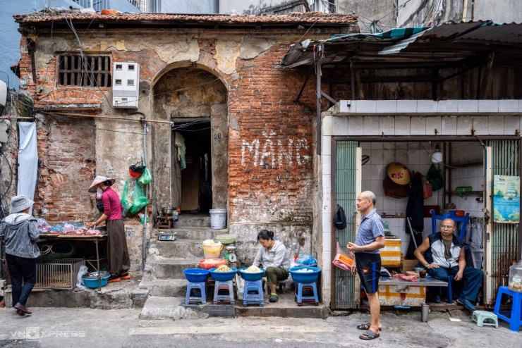 Quán bún riêu Bà Liêu trên phố Hàng Gà hiện đã chuyển toàn bộ hoạt động vào sân trong ngõ.